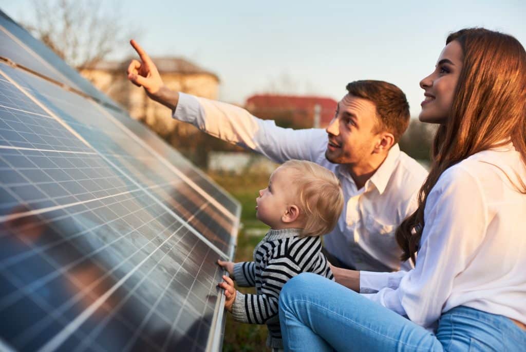 Famille avec panneaux solaires photovoltaïque